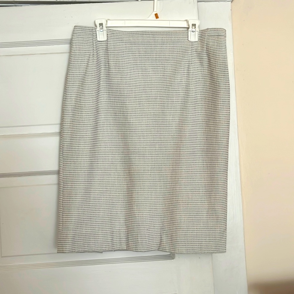MM LaFleur White and black dotted skirt